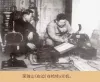 图21:荣独山（右边）在检修x光机。