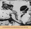 图27:1939年新四军卫生训练班女医生为战士种牛痘。